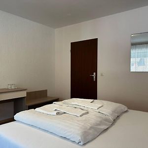 Zimmer mit Kingsize-Bett